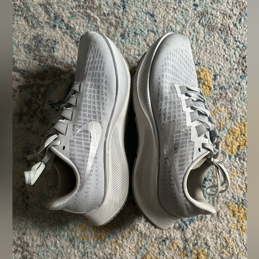 Women’s Nike Sneakers Size 7.5